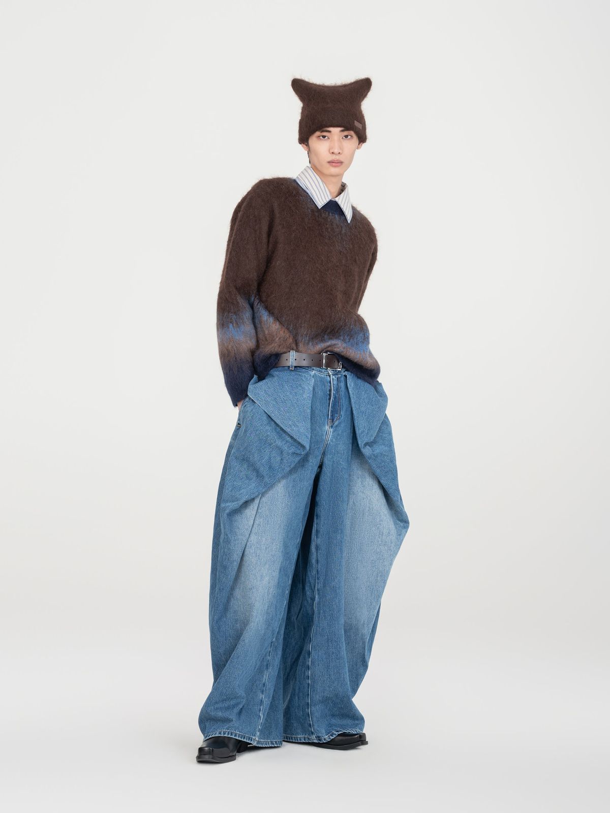 Washed Pleated Oversized Jeans